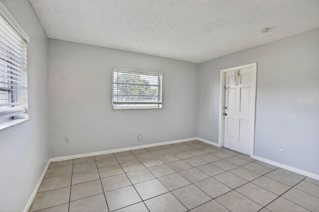 Building Photo - 1490 NW 20th St