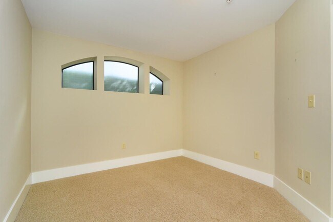 Building Photo - Biltmore Park Townhouse