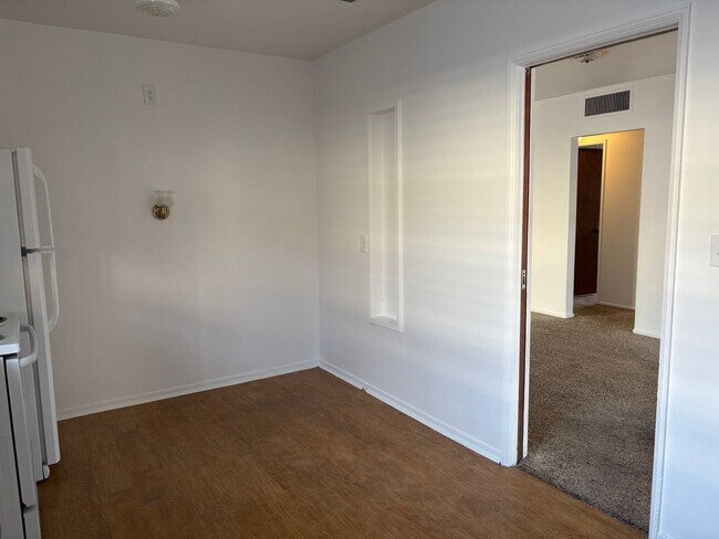 Building Photo - 2 bedroom, 1 bathroom house near Universit...