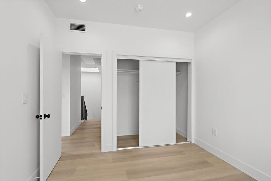 Building Photo - 10742 Hortense St