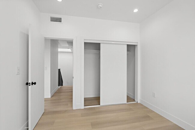 Building Photo - 10742 Hortense St