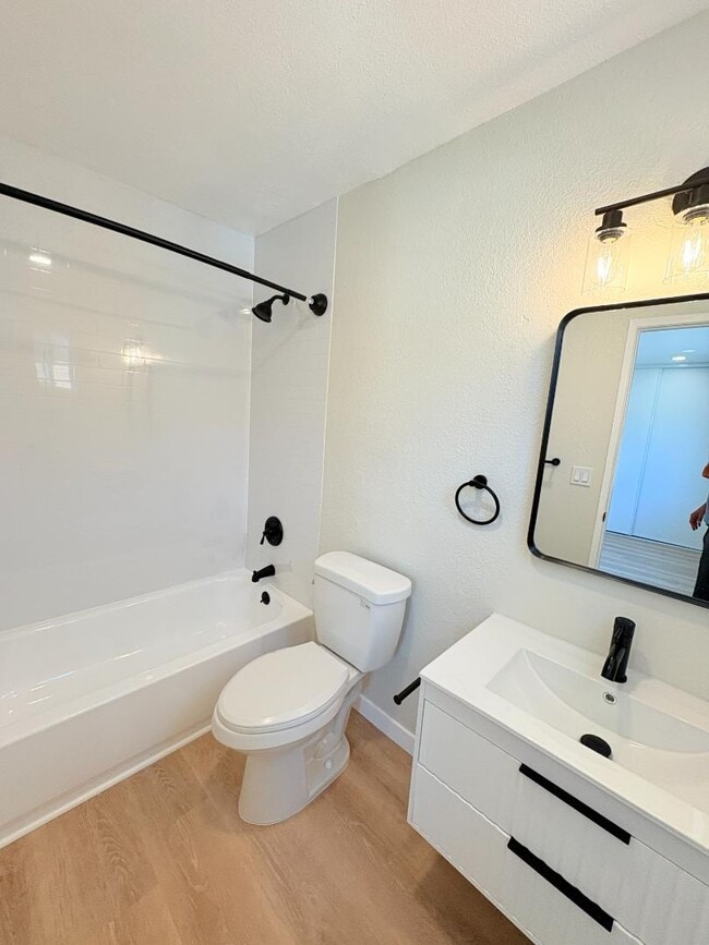 Building Photo - 328 S Weitzel St