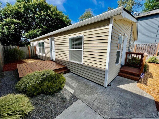 Building Photo - Spacious 3 Bedroom/2 Bath Home with genero...