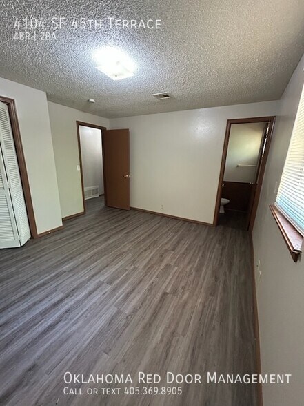 Building Photo - 4104 SE 45th Terrace