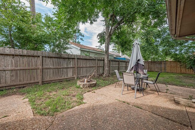 Building Photo - 8711 Pines Pl Dr