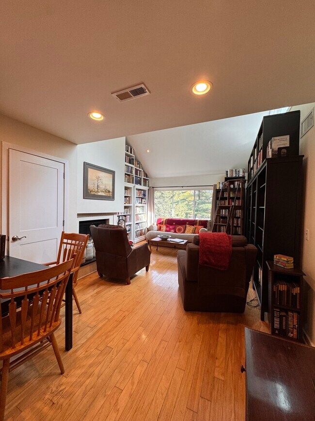 Building Photo - 301 Post Rd E