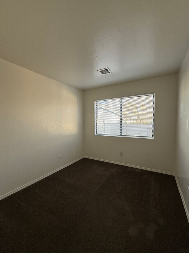 Building Photo - 8372 E Lakeshore Dr