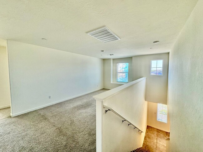 Building Photo - Huge 5 Bedroom + Den, 3 Bath Home Close to...