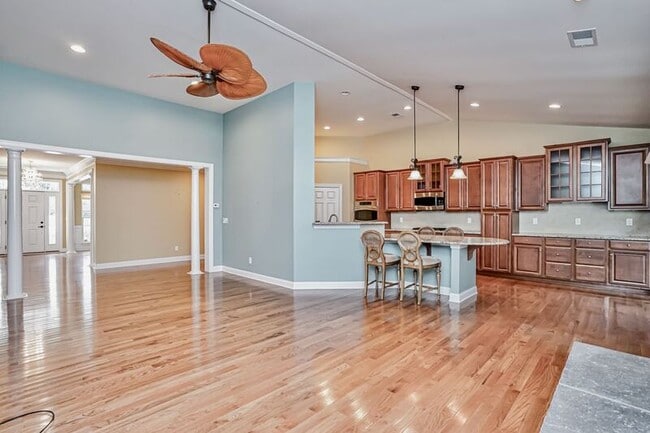Building Photo - 100 Little Pond Dr