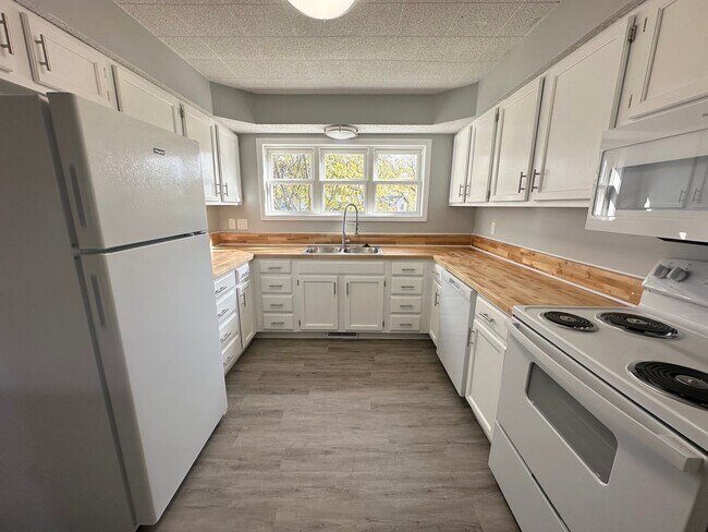 Building Photo - Beautifully Renovated 4 bedroom / 2 bath home in cul-de-sac!