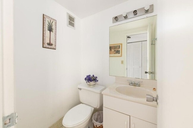 Building Photo - 260 Norwich K