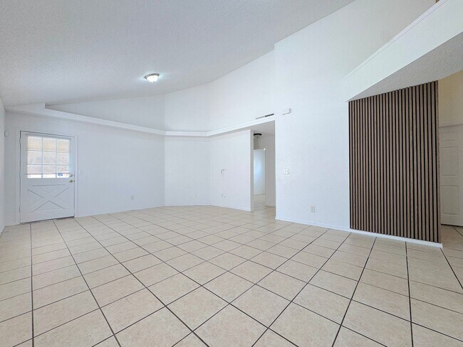 Building Photo - East El Paso 4bed/2bath All Tile Flooring!