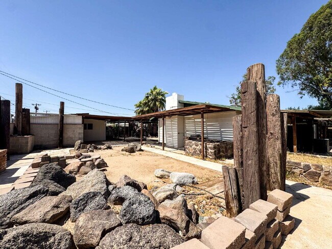 Building Photo - 1109 S 8th Ave