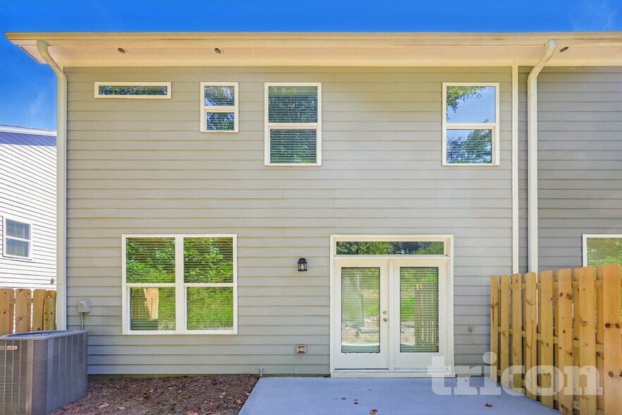 Building Photo - 2200 Rosemary Park Ln