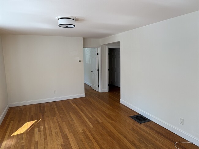 Building Photo - 87 Floral St