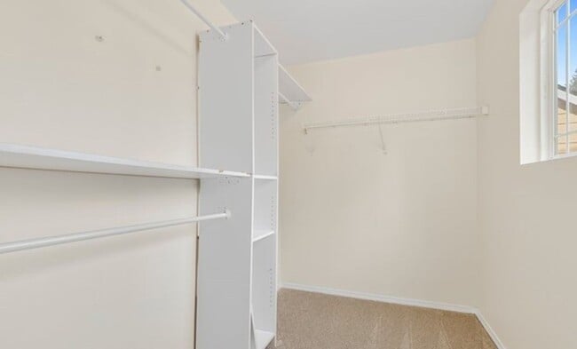 Building Photo - Spacious and Bright Home with 3 Bed and 2.5 Bath