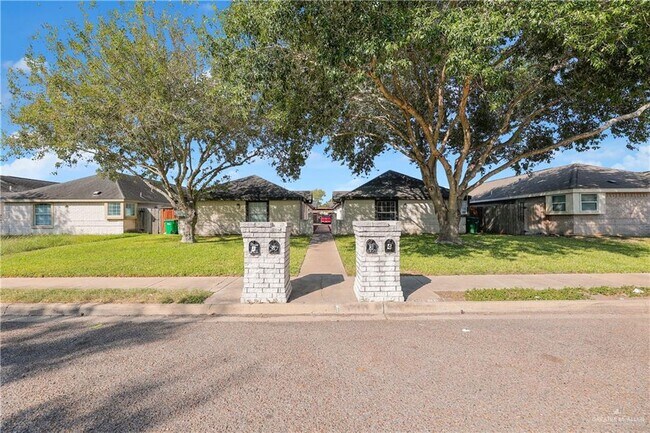 Building Photo - 18 S Dahlia St