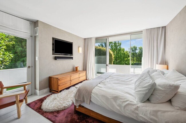 Building Photo - 8 Heller Ln