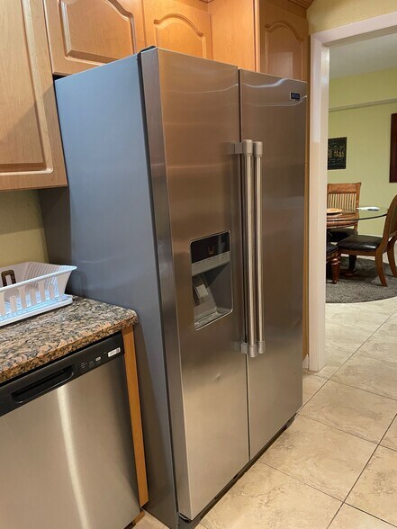 Kitchen - 5005 Collins Ave