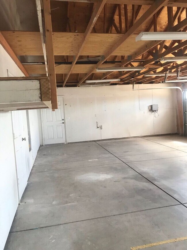 Building Photo - 4 BEDROOM HOME WITH VIEWS, NEAR WAALEW IN SYCAMORE ROCKS AREA OF APPLE VALLEY.