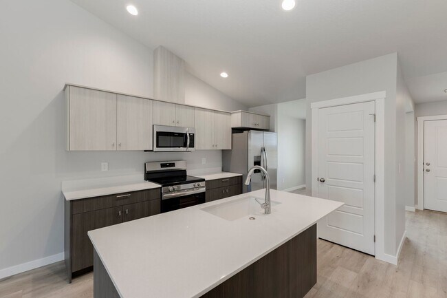 Building Photo - Adorable and affordable attached townhome for rent in Nampa! A must see!