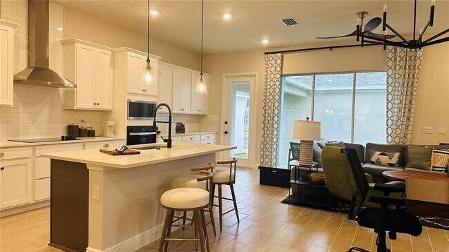 Building Photo - 16450 Hamlin Vw St