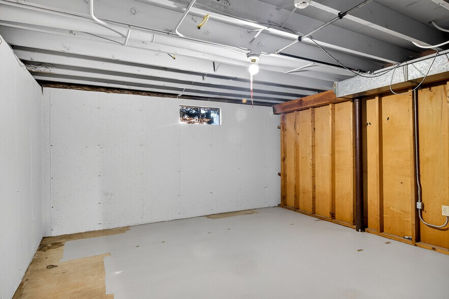 Building Photo - 7407 Saturn St