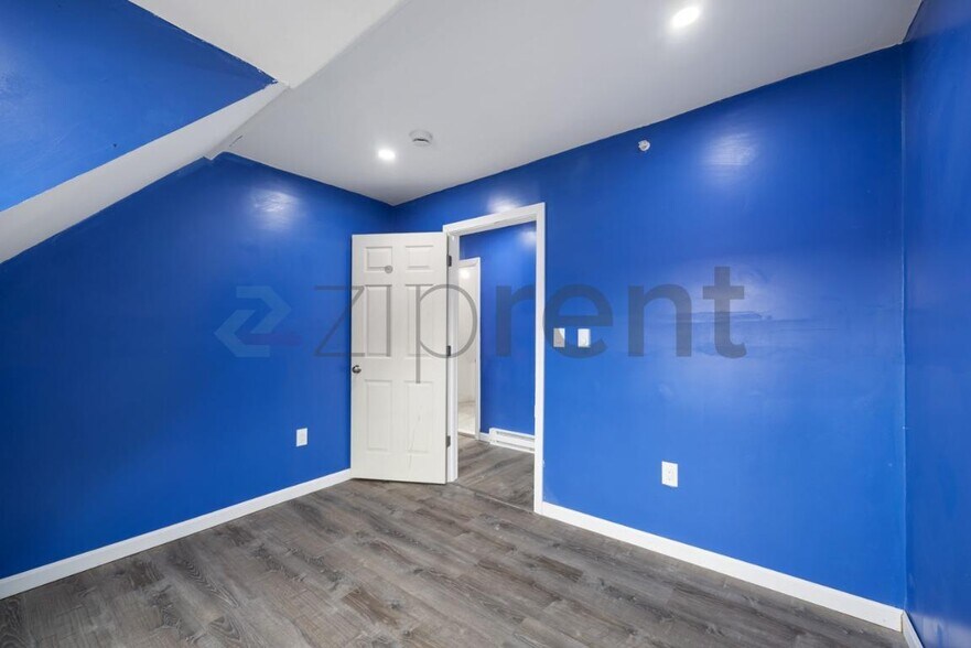 Building Photo - Unit 3