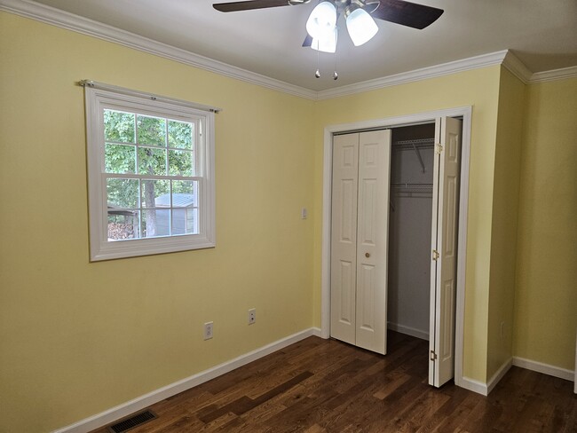 Main House Secondary Bedroom - 5311 Adrian Rd