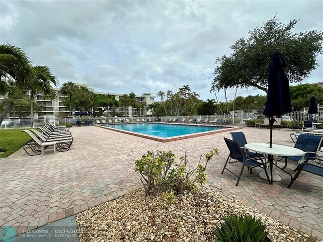 Building Photo - 2671 S Course Dr
