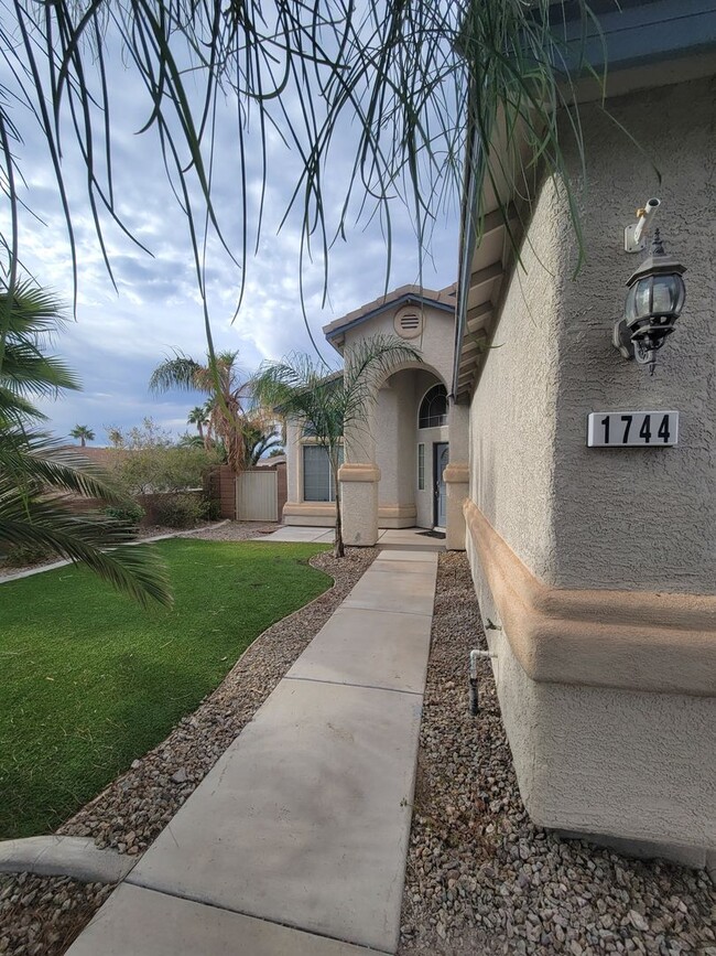 Building Photo - 4 BEDROOM POOL HOME IN GREEN VALLEY RANCH