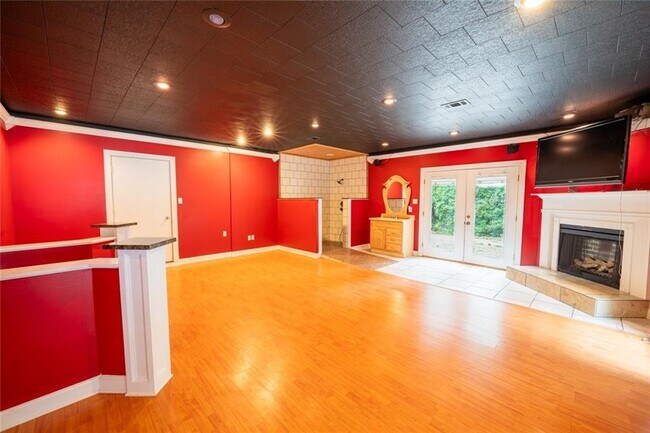 Building Photo - 3876 Higgins Rd