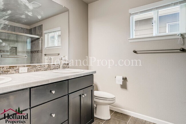Building Photo - Charming 4-Bedroom Home Near Parks and Tra...