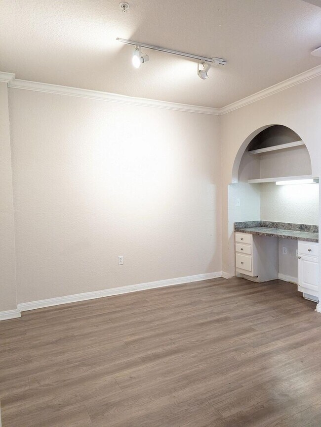 Building Photo - Conveniently located, Updated 2x2 corner b...