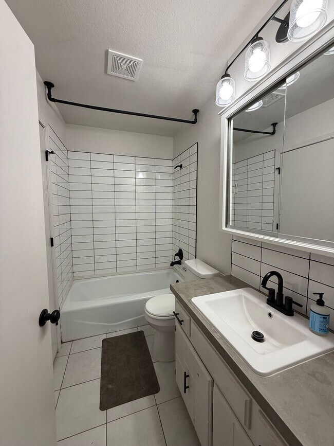 Building Photo - Updated Beauty 3/2