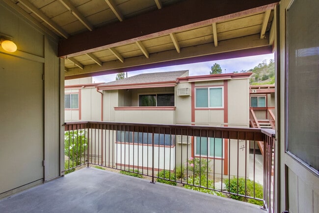 Building Photo - Spacious 3 Bedroom Condo Available for Move In May 1st