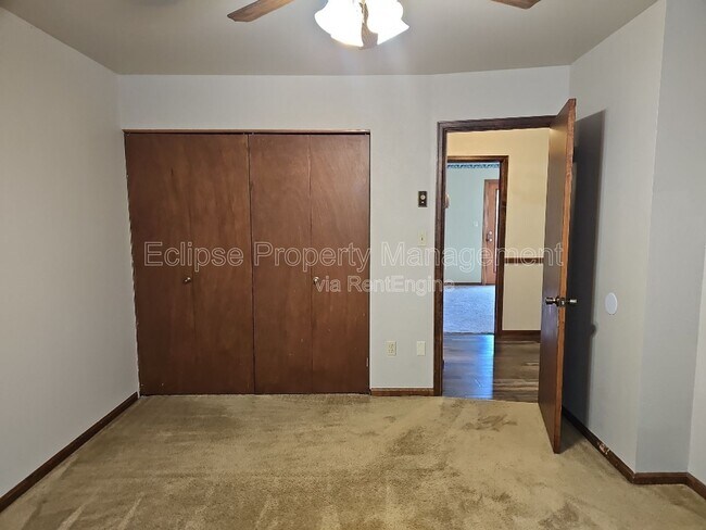 Building Photo - 9 River Dr