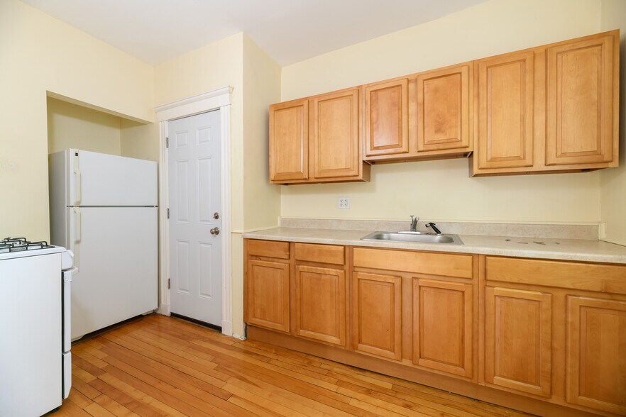 Building Photo - 6 Sherborn Ct