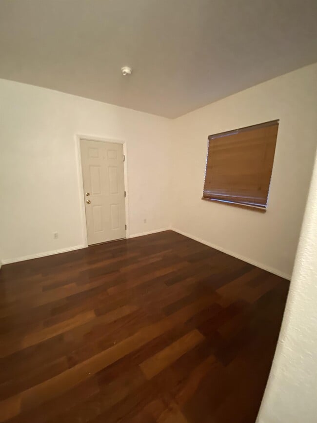 Building Photo - 4350 Club Vista Dr