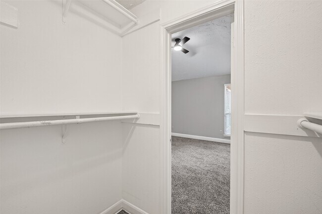 Building Photo - 12403 Meadow Ridge Dr