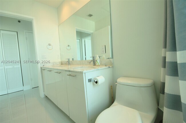 Building Photo - 950 Brickell Bay Dr