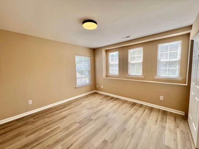 Building Photo - 2829 Roundleaf Ct