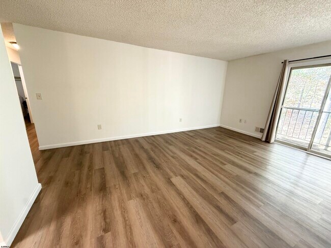 Building Photo - 11 Colonial Ct