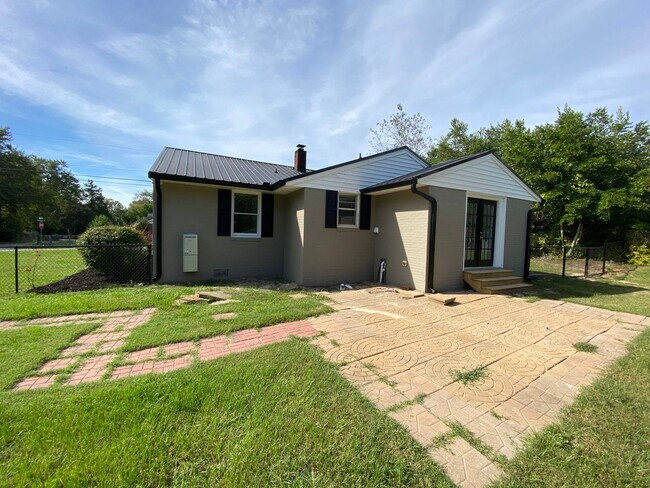 Building Photo - Adorable and Updated 3BR, 2BA Brick Ranch in the heart of Martinez!