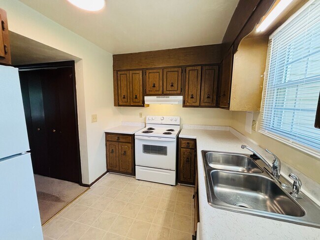 Building Photo - 2 Bedroom, 1.5 Bath Townhouse