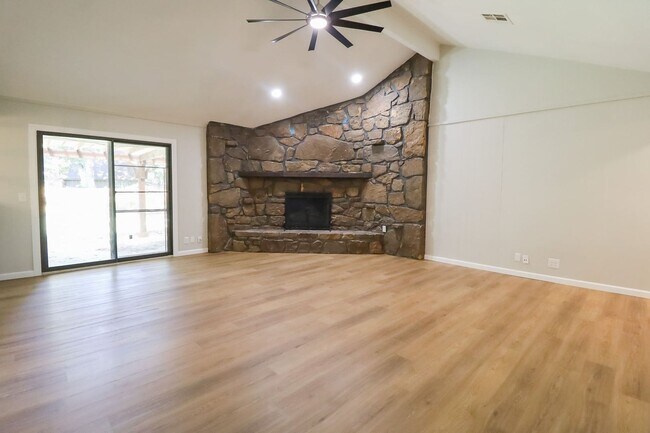 Building Photo - Beautifully Redone 3 Bedroom South Tulsa H...