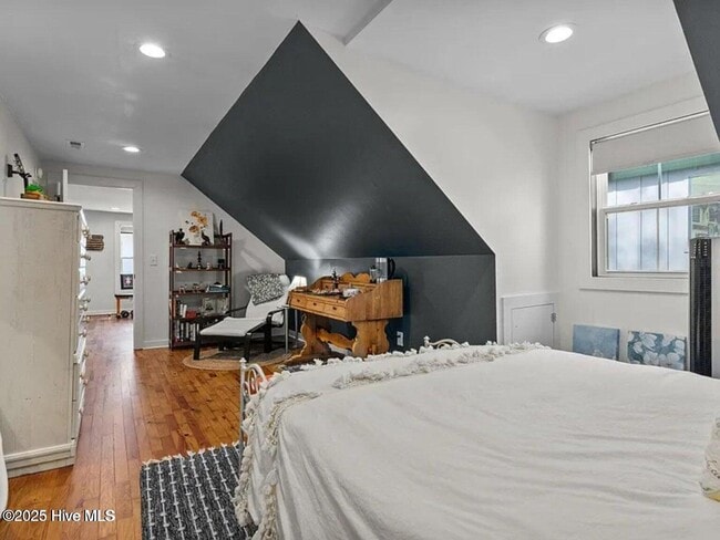 Building Photo - 690 N Rdg St