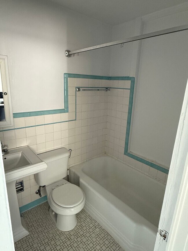 Building Photo - Beautiful one bedroom in the heart of the ...
