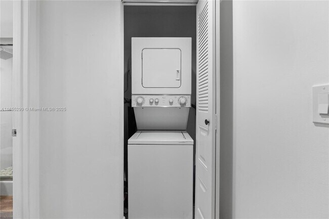 Building Photo - 12750 SW 4th Ct