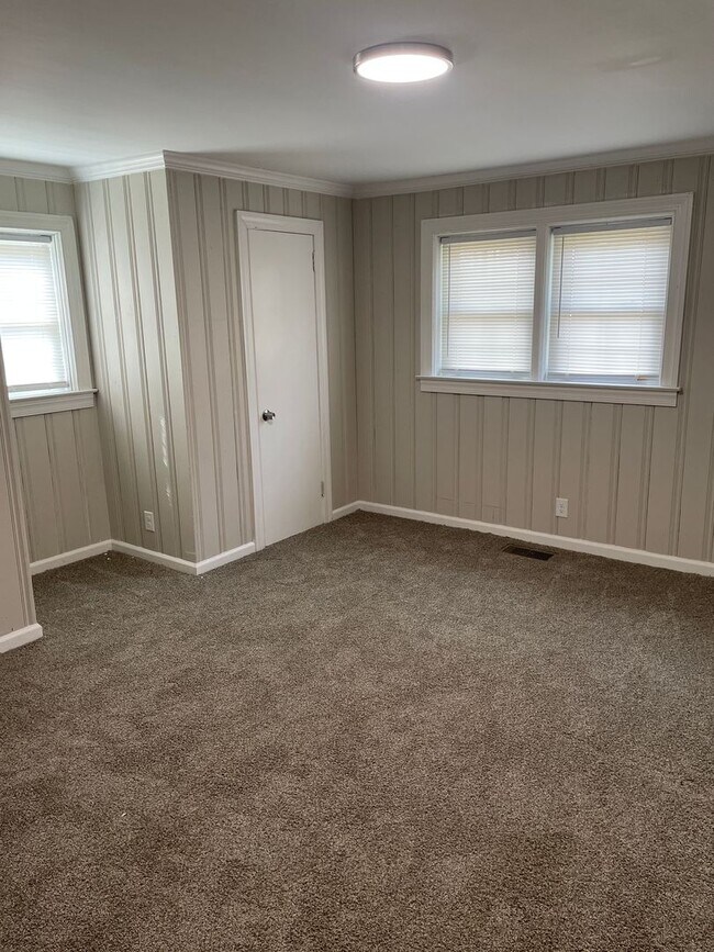 Building Photo - 1100 Newport St